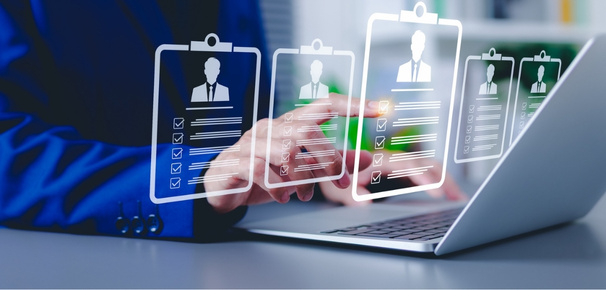 Un recruteur trie des candidatures avec l'intelligence artificielle sur son ordinateur
