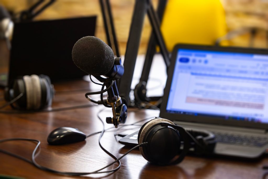 Micro de podcast RH posé sur une table de conversation